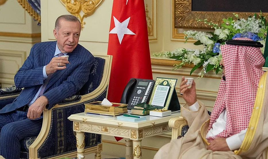 أردوغان يتخلى عن الإخوان ويتقرب من الدول العربية